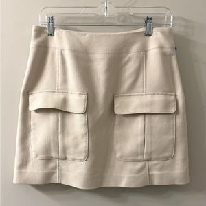NWOT H&M Skirt in Cream. Front pockets and back zipper closure. Never worn.